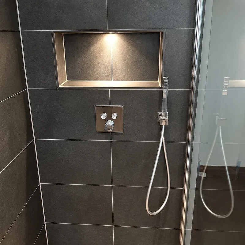 Verlichte nis met inbouwthermostaat in de douche — badkamerrenovatie in Kropswolde door BontBouw