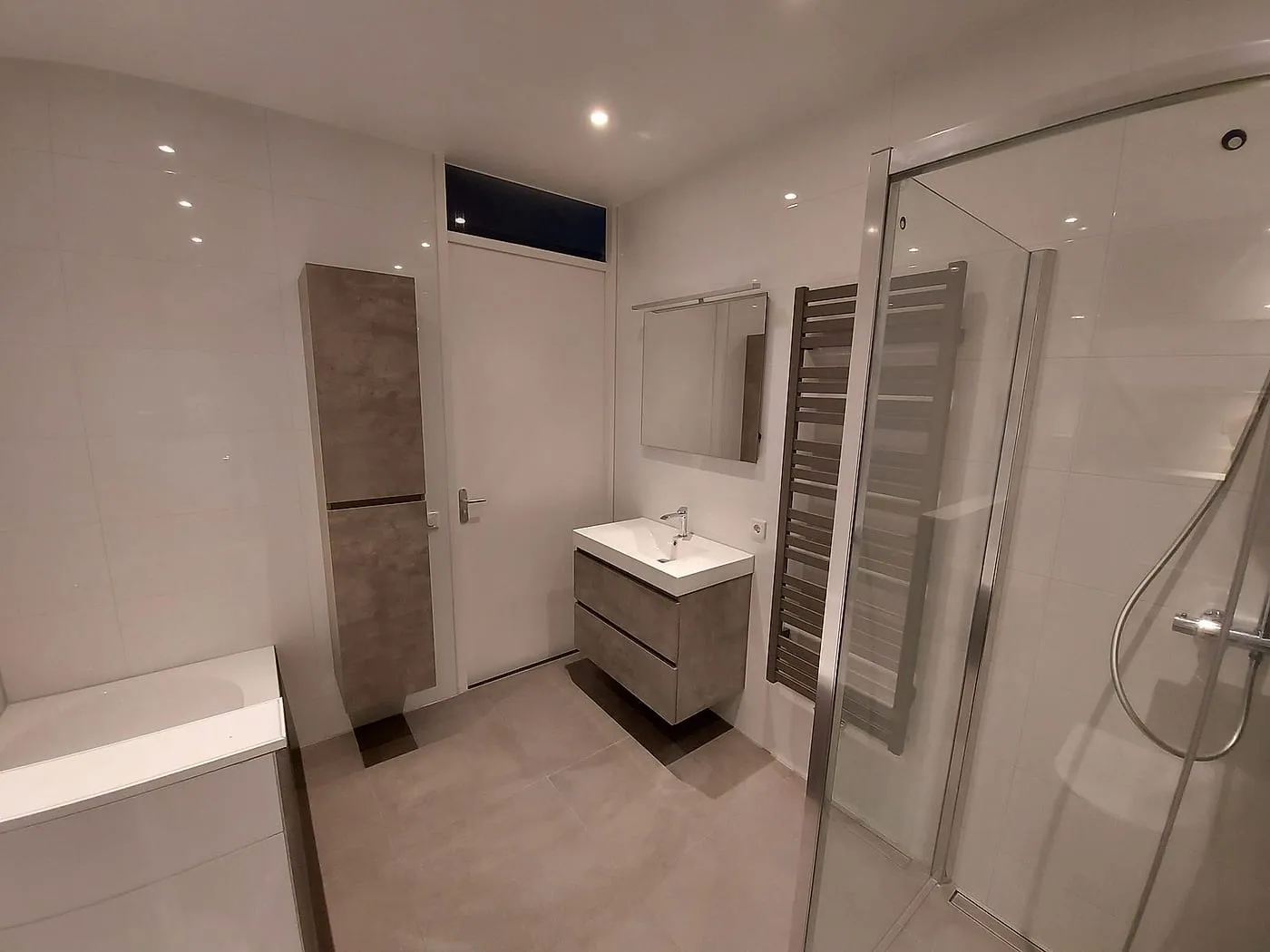 Wastafelmeubel en kolomkast in betonlook na de renovatie — badkamerrenovatie in Schildersbuurt door BontBouw