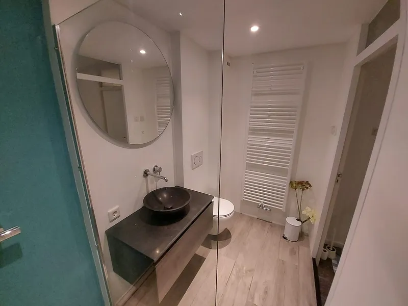 Badkamer met houtlook vloertegels — badkamerrenovatie in Gorechtbuurt door BontBouw