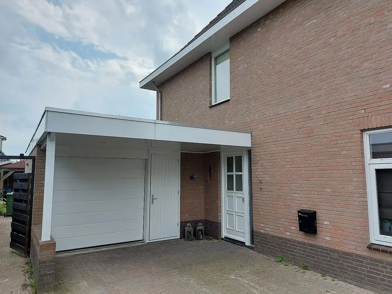 Carport met geschilderde boeiboorden — schilderwerk in Reitdiep door BontBouw