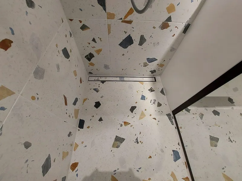 Douchegoot in de terrazzovloer — badkamerrenovatie in Schildersbuurt door BontBouw