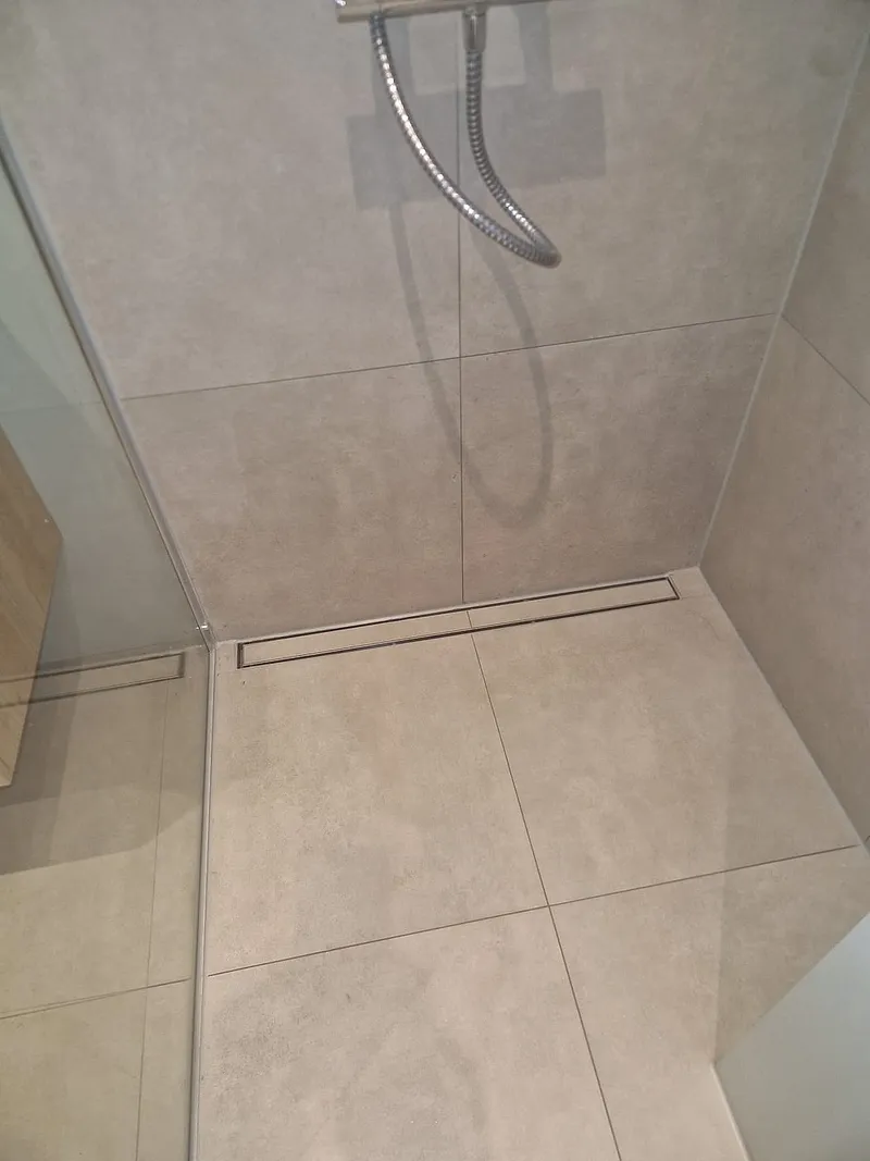 Douchevloer met rvs goot — badkamerrenovatie in Corpus den Hoorn door BontBouw