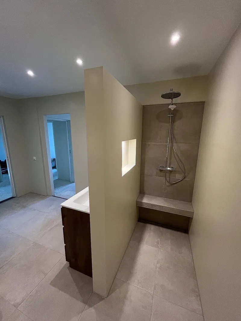 Inloopdouche achter halfhoge scheidingswand — badkamerrenovatie in Apeldoorn door BontBouw