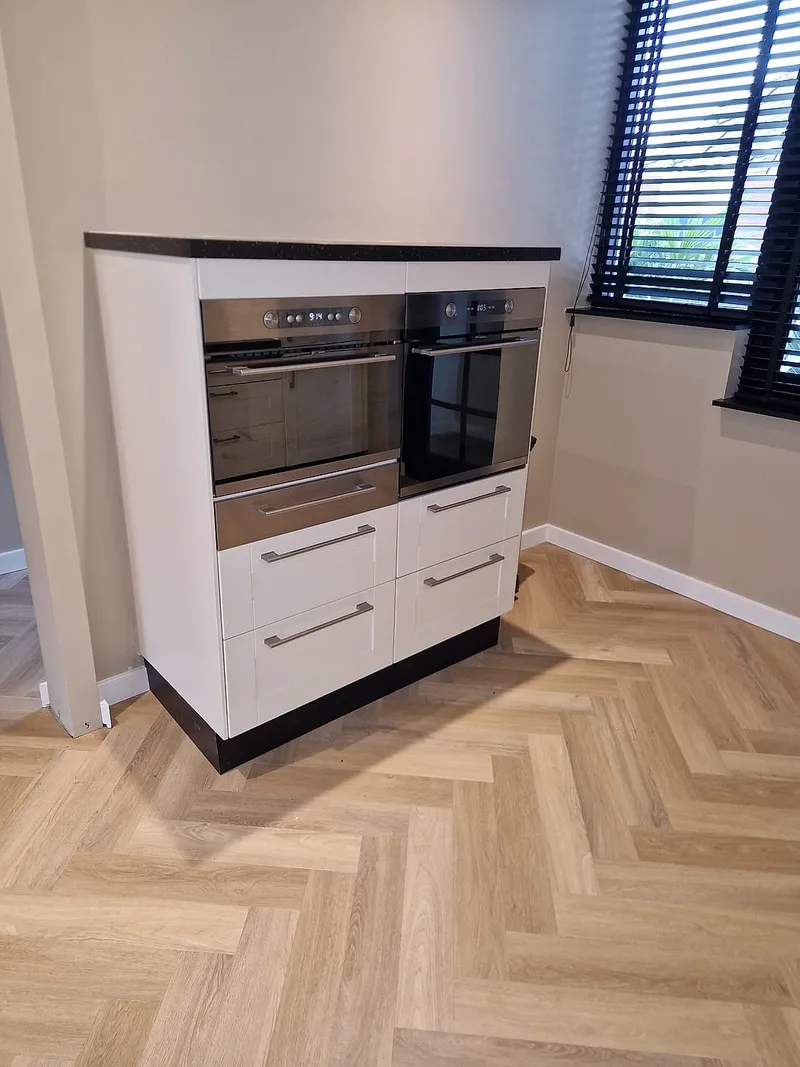 Keukenkast met twee inbouwovens — complete verbouwing in Beijum door BontBouw