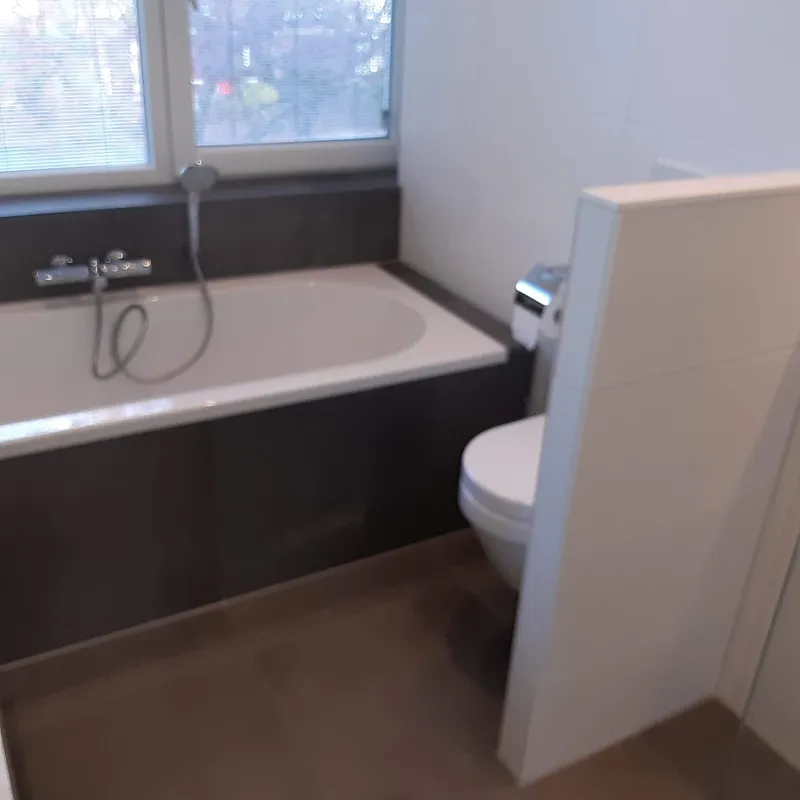 Ligbad naast hangend toilet — badkamerrenovatie in Coendersborg door BontBouw