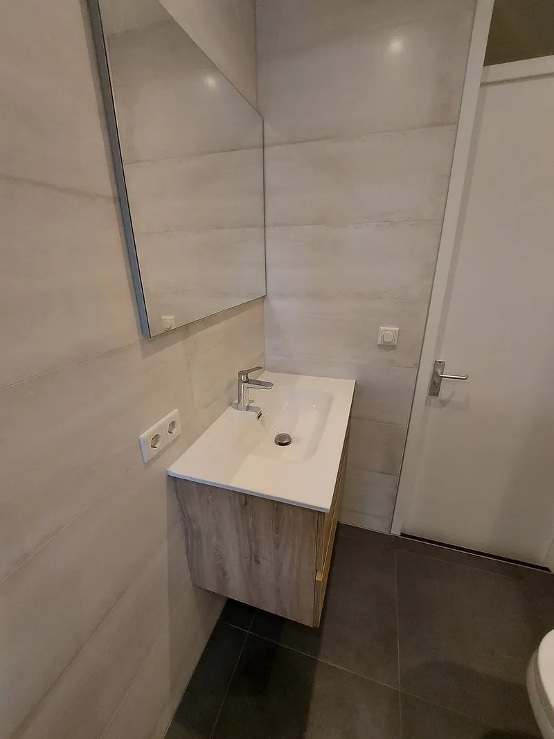 Wastafelmeubel in houtlook met spiegel — badkamerrenovatie in Hoogkerk door BontBouw