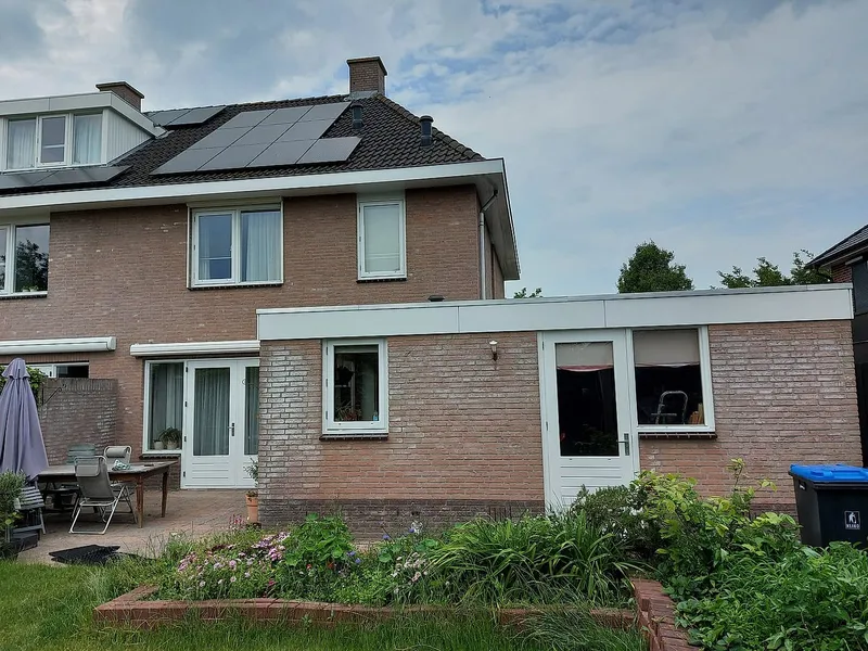 Achtergevel met geschilderde kozijnen — schilderwerk in Reitdiep door BontBouw