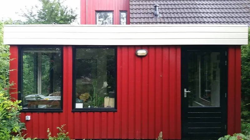Aanbouw met rode beplating en witte boeiboord — schilderwerk in Beijum door BontBouw