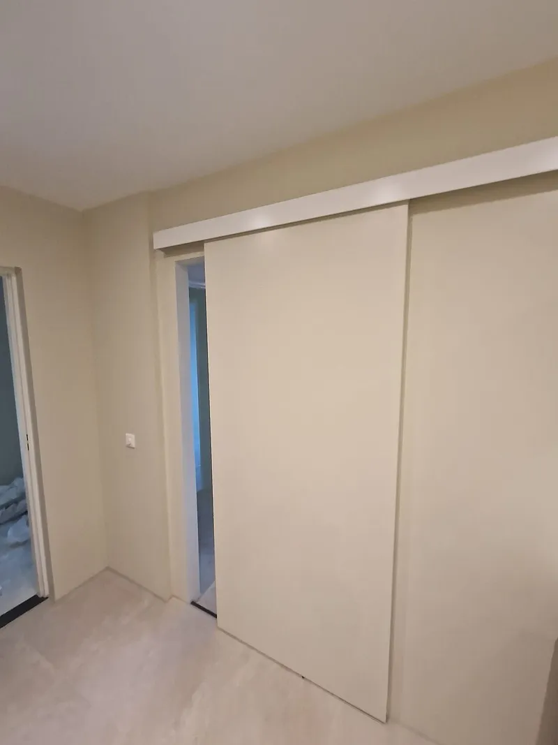 Inbouwkast met witte schuifdeuren — complete verbouwing in Apeldoorn door BontBouw