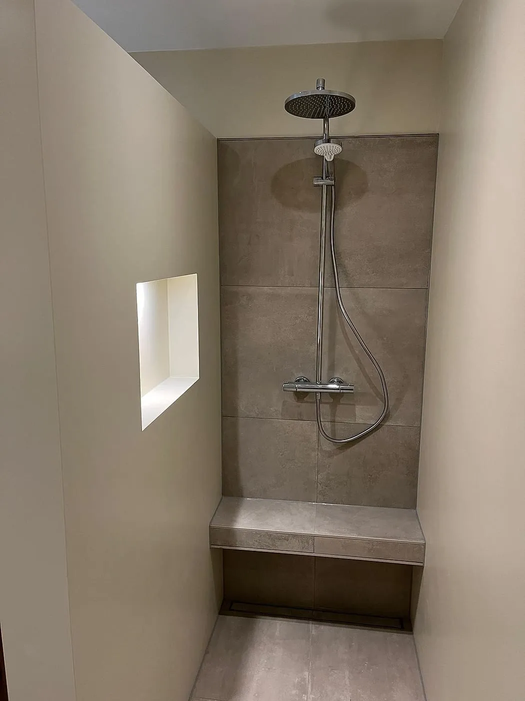Inloopdouche met zitbank en regendouche na de renovatie — badkamerrenovatie in Apeldoorn door BontBouw