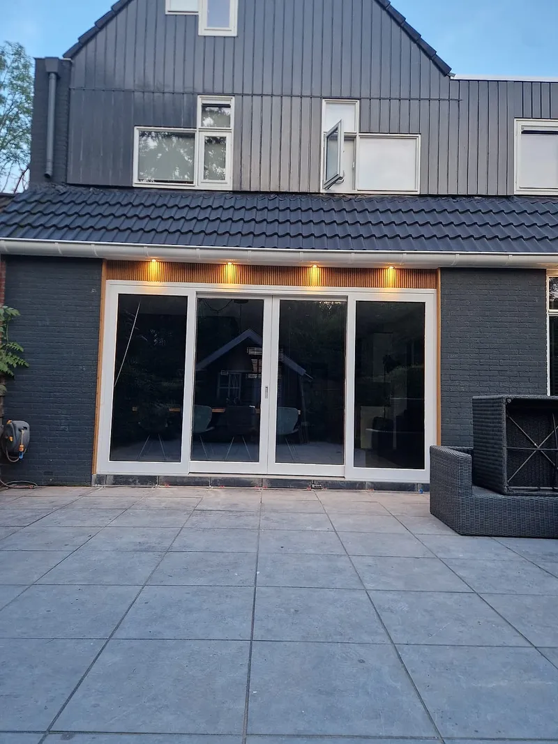 Achtergevel met nieuwe schuifpui en terras — complete verbouwing in Beijum door BontBouw