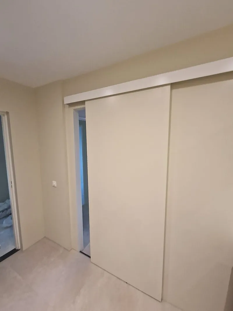 Schuifdeur naar de badkamer — badkamerrenovatie in Apeldoorn door BontBouw