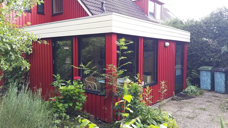 Serre met rode gevel en zwarte kozijnen — schilderwerk in Beijum door BontBouw