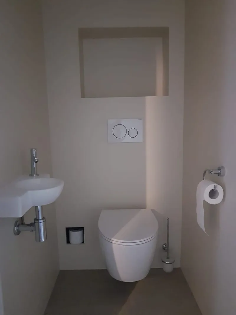 Toilet met fonteintje en inbouwreservoir — complete verbouwing in Apeldoorn door BontBouw