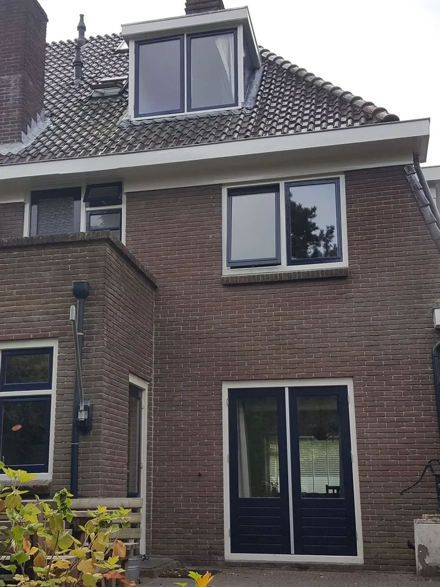 Herenpand met blauwe dakkapel in Assen — schilderwerk door BontBouw