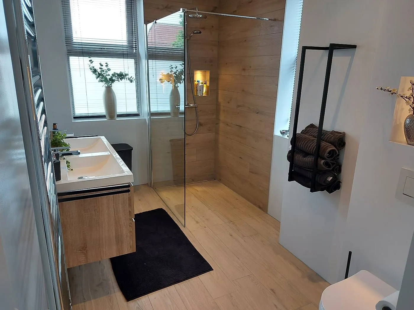 Badkamer met houtlook en inloopdouche na de renovatie — badkamerrenovatie in Bedum door BontBouw