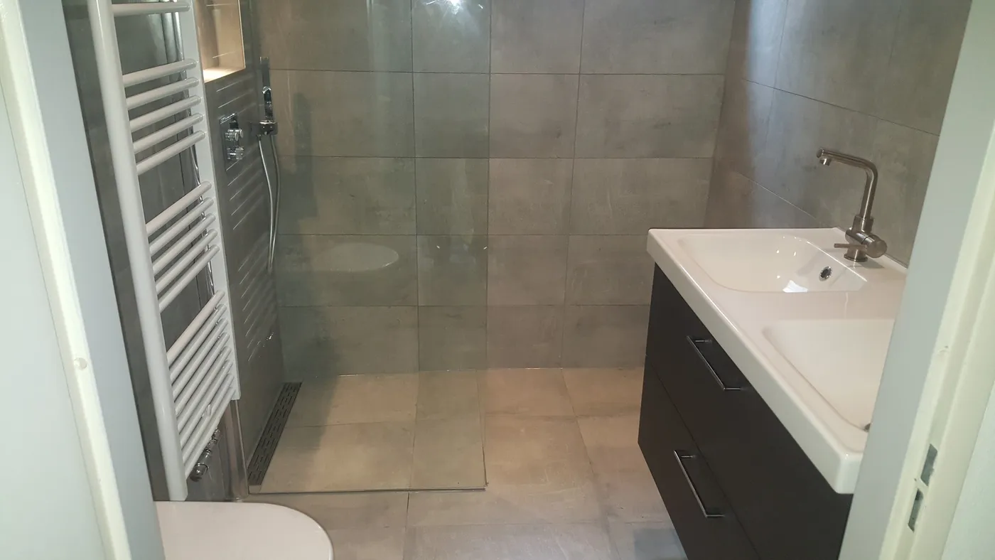 Badkamer met inloopdouche vanuit de deur gezien na de renovatie — badkamerrenovatie in De Hunze door BontBouw