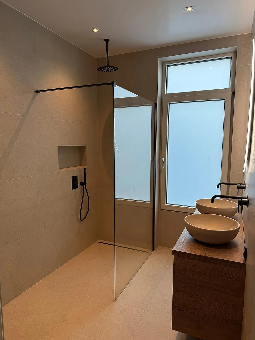 Inloopdouche met eiken wastafelmeubel na de renovatie — badkamerrenovatie in Korrewegwijk door BontBouw