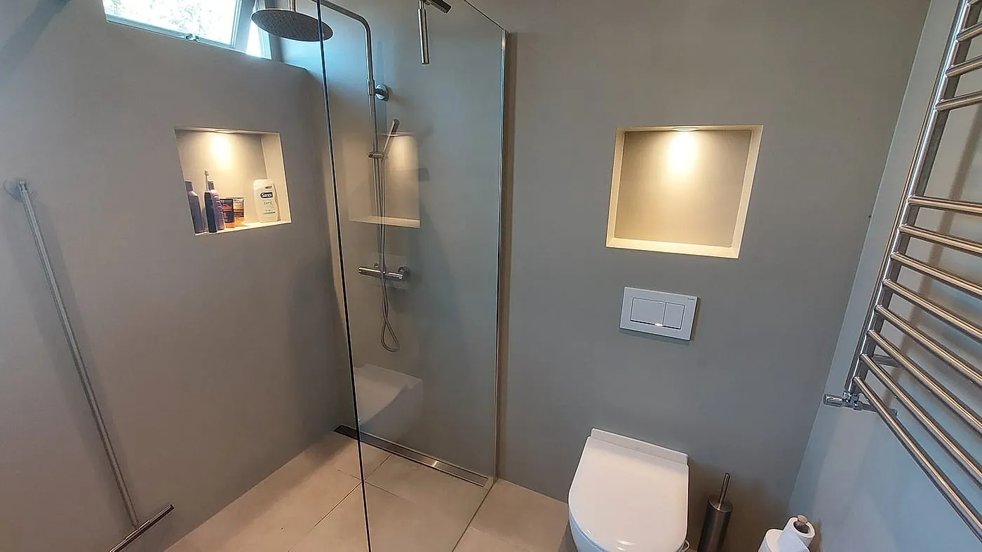 Inloopdouche met groene wand na de renovatie — badkamerrenovatie in Sauwerd door BontBouw