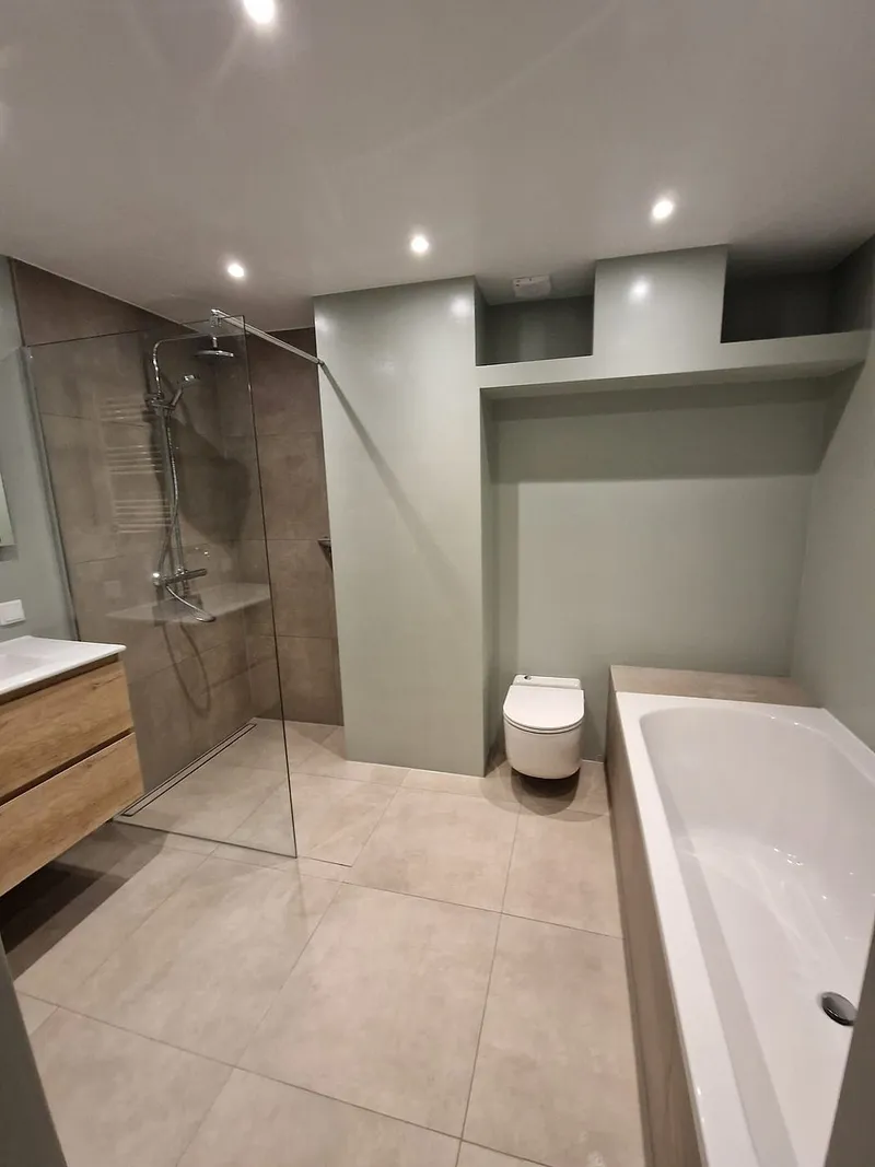 Badkamer met inloopdouche ligbad en toilet — badkamerrenovatie in Corpus den Hoorn door BontBouw