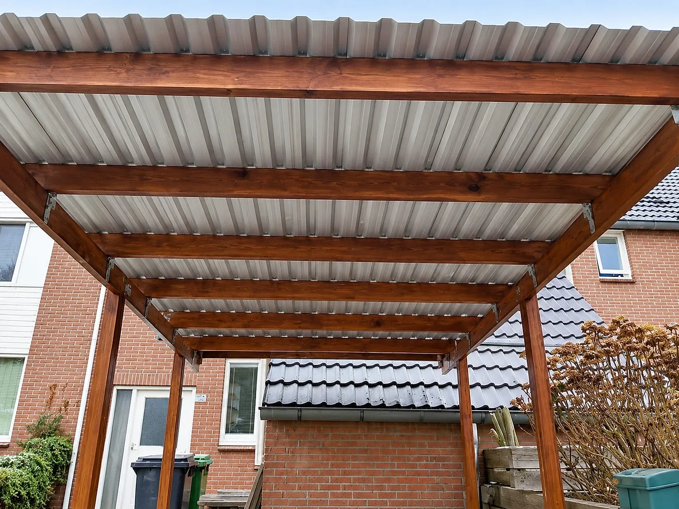 Overkapping met dakplaten en houten balken na het werk — plaatsen & aanleggen in Beijum door BontBouw