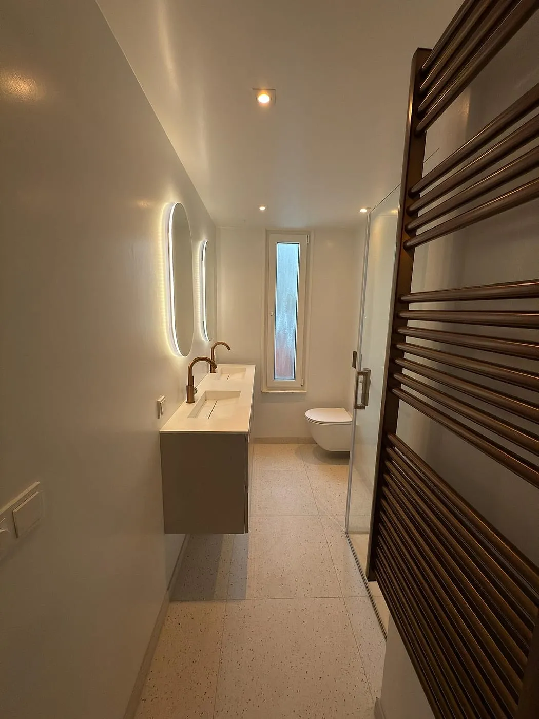 Smalle badkamer met terrazzovloer na de renovatie — badkamerrenovatie in Beijum door BontBouw