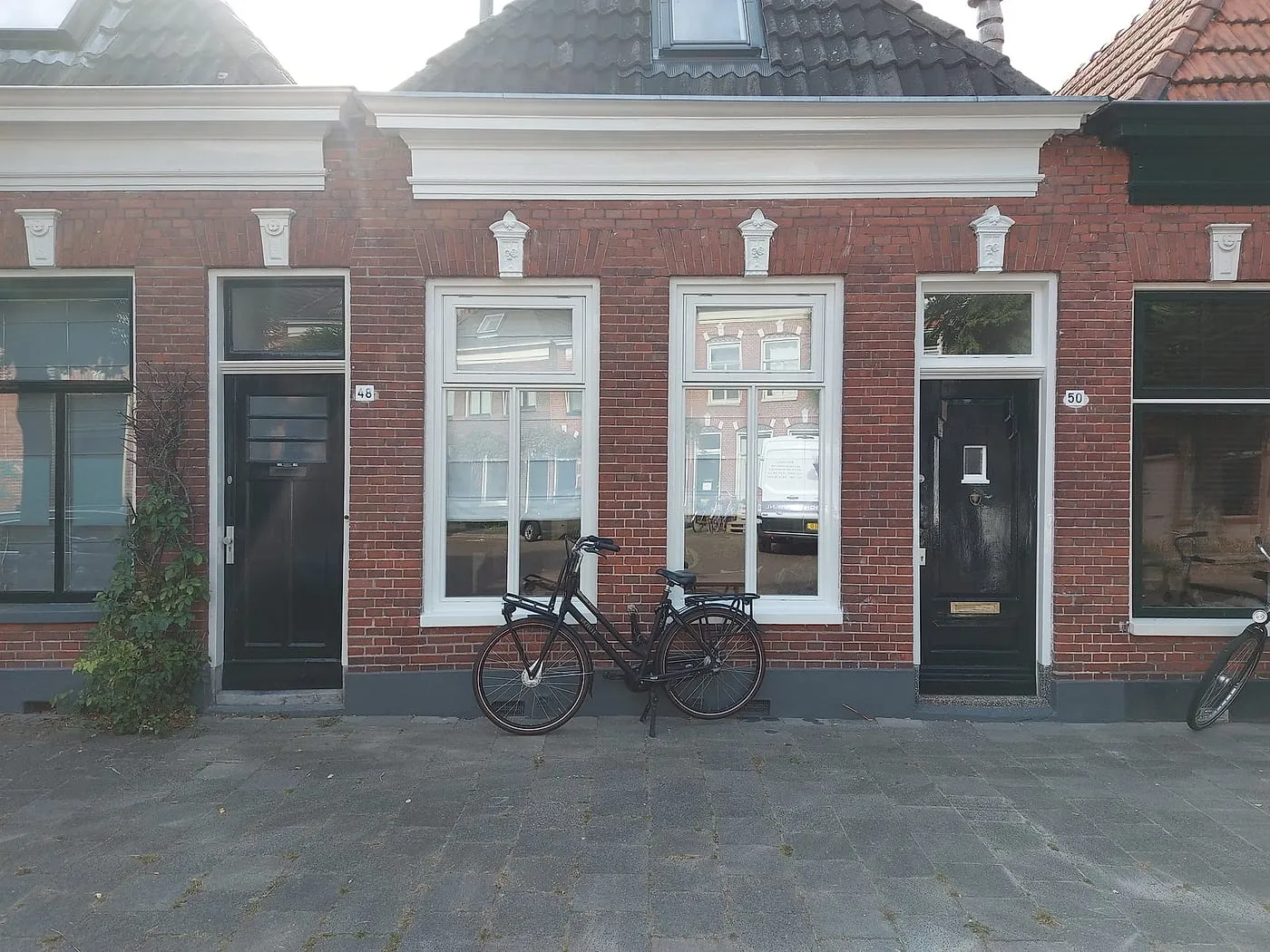 Strak geschilderde voorgevel na het werk — schilderwerk in Korrewegwijk door BontBouw