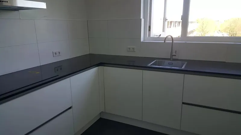Hoekopstelling met spoelbak bij het raam — keukenrenovatie in De Wijert door BontBouw