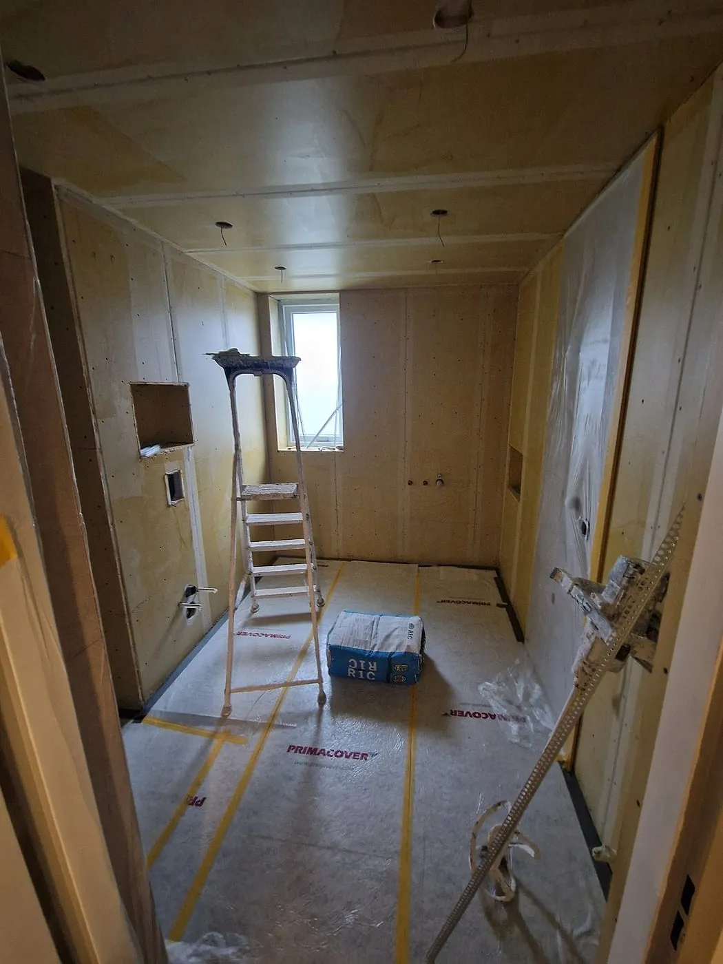 Gestripte badkamer met waterdichte platen vóór de renovatie — badkamerrenovatie in Ulgersmaborg door BontBouw