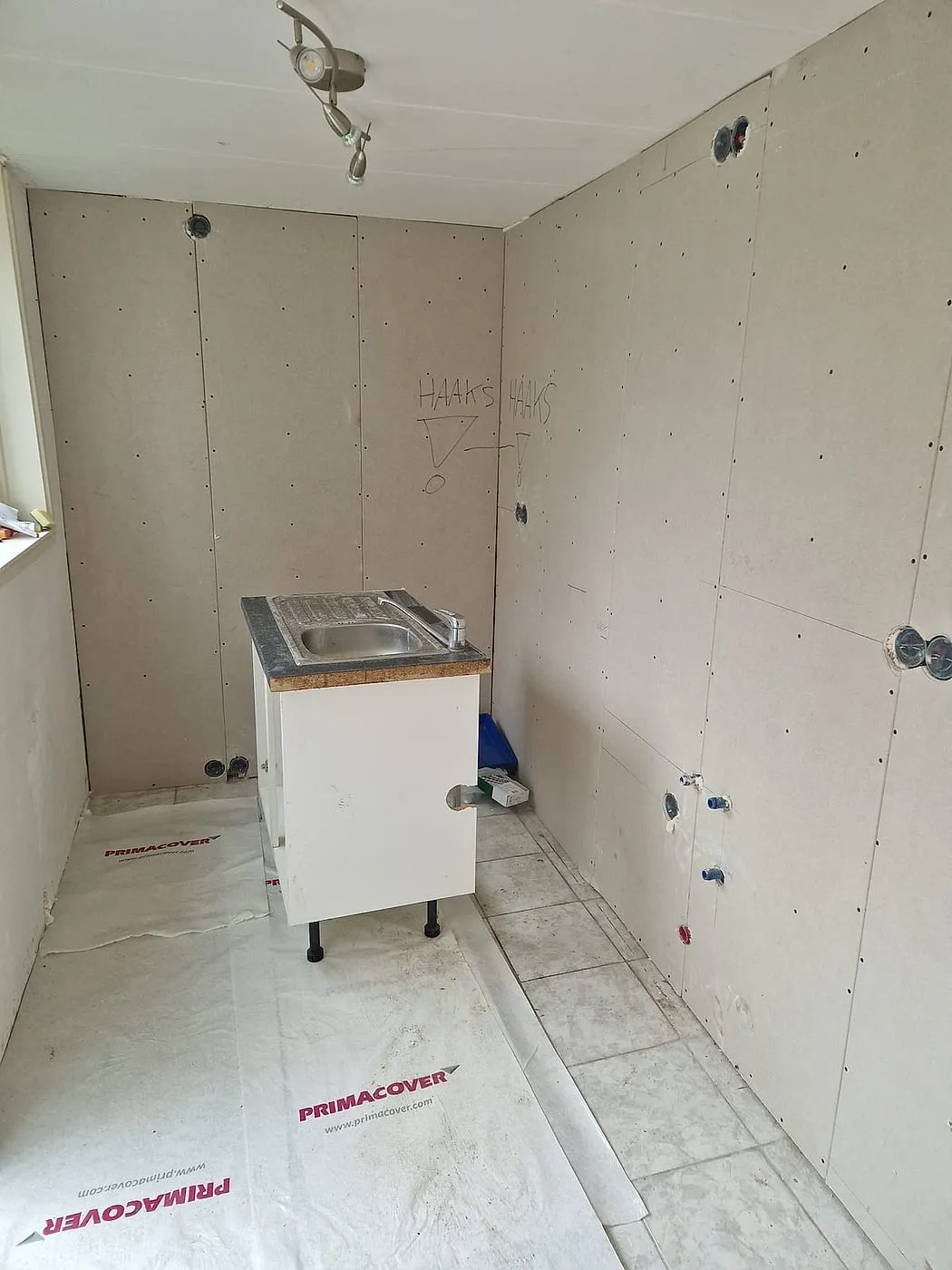 Gestripte keuken met kale wanden vóór de renovatie — keukenrenovatie in Leeuwarden door BontBouw
