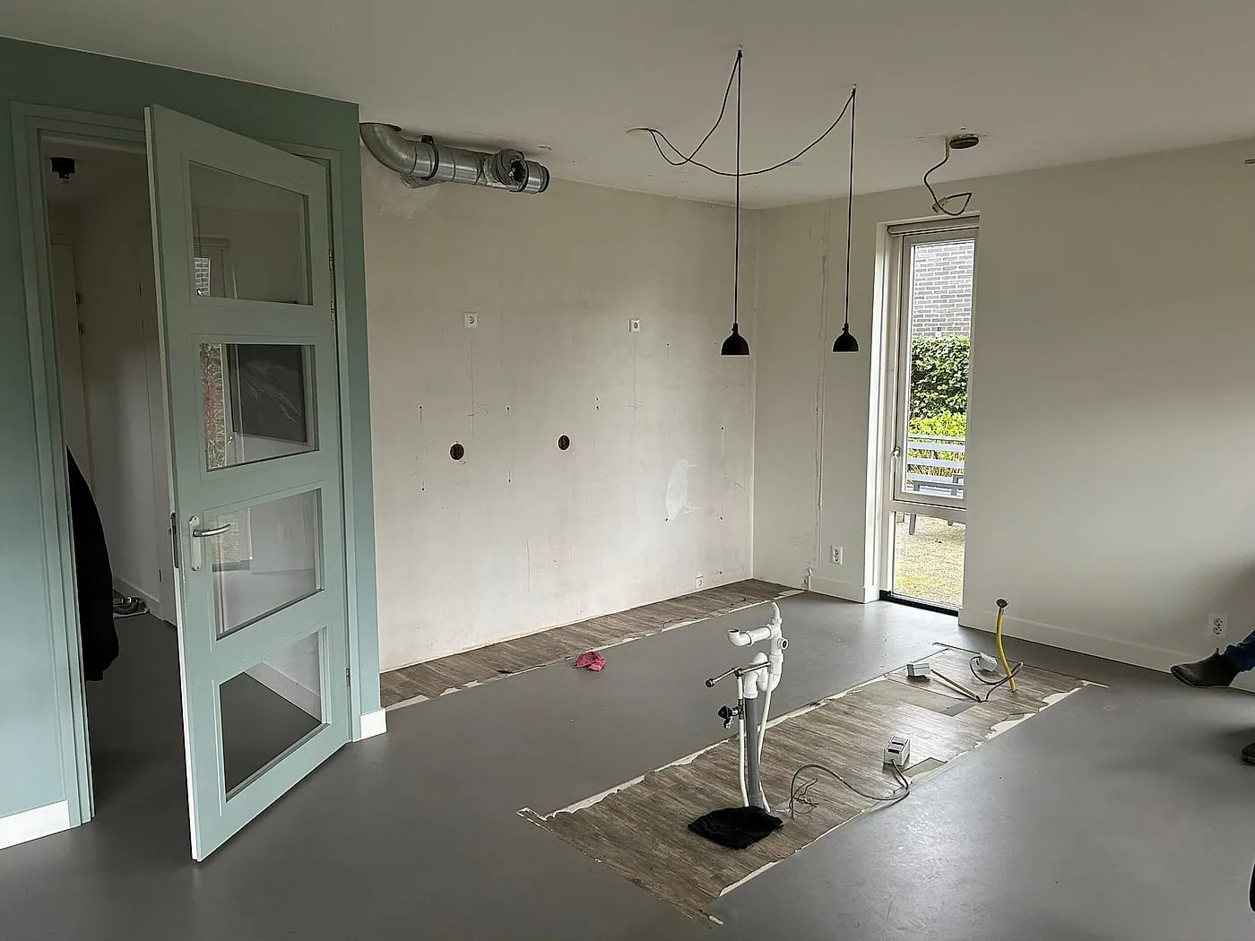 Gestripte keukenwand met kale leidingen vóór de renovatie — keukenrenovatie in Zuidlaren door BontBouw