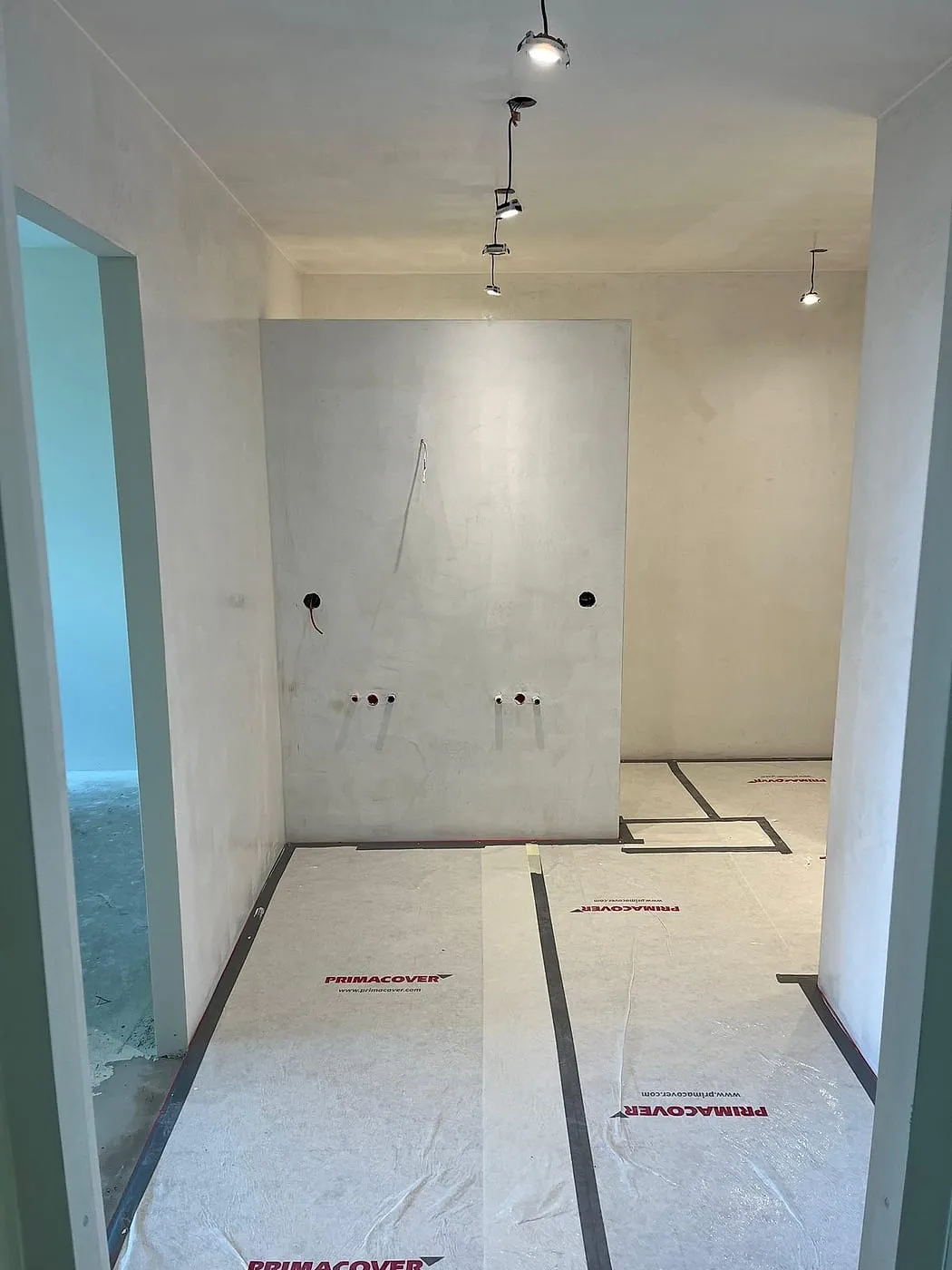 Gestripte ruimte met nieuw stucwerk vóór de renovatie — badkamerrenovatie in Apeldoorn door BontBouw