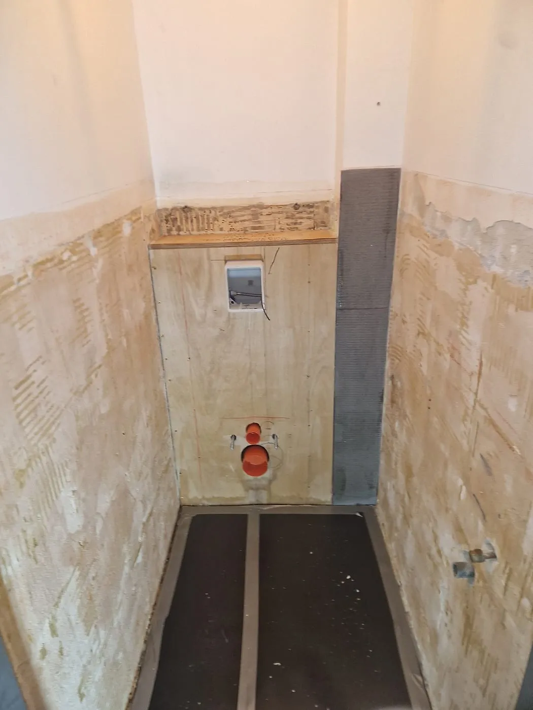 Gestripte toiletruimte met voorzetwand vóór de renovatie — toiletrenovatie in Lewenborg door BontBouw