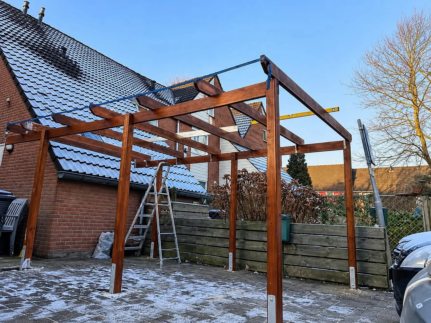 Houten frame van de overkapping vóór het werk — plaatsen & aanleggen in Beijum door BontBouw