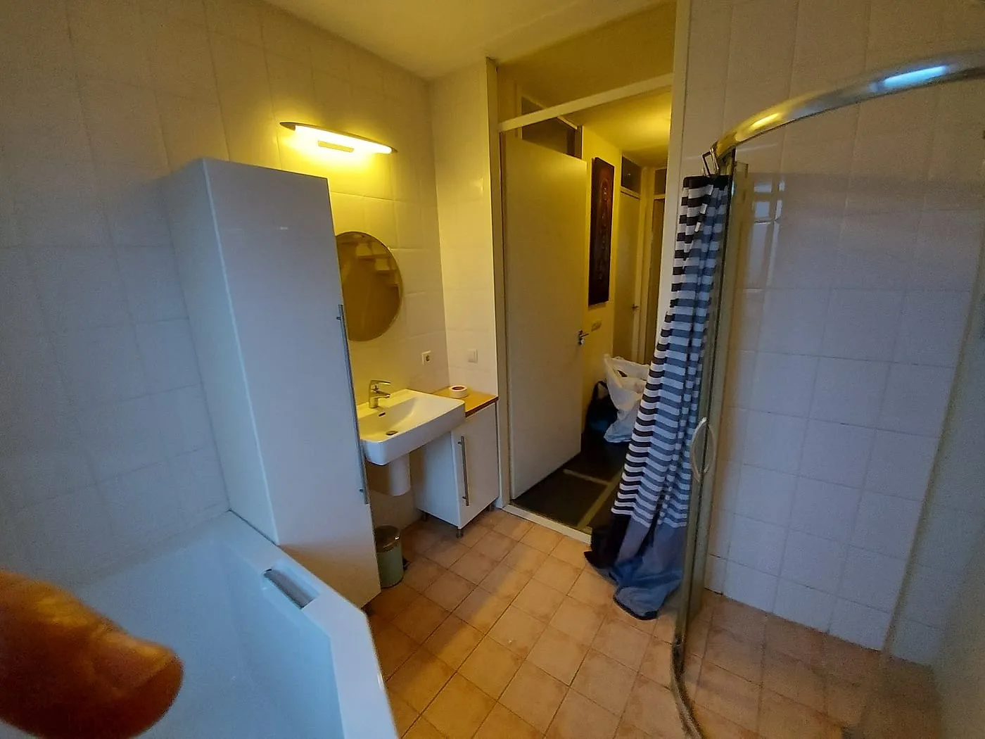 Oud ligbad met witte tegels vóór de renovatie — badkamerrenovatie in Paddepoel door BontBouw
