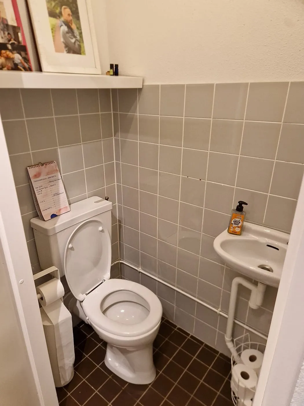 Oud toilet met grijze tegeltjes vóór de renovatie — toiletrenovatie in Roden door BontBouw