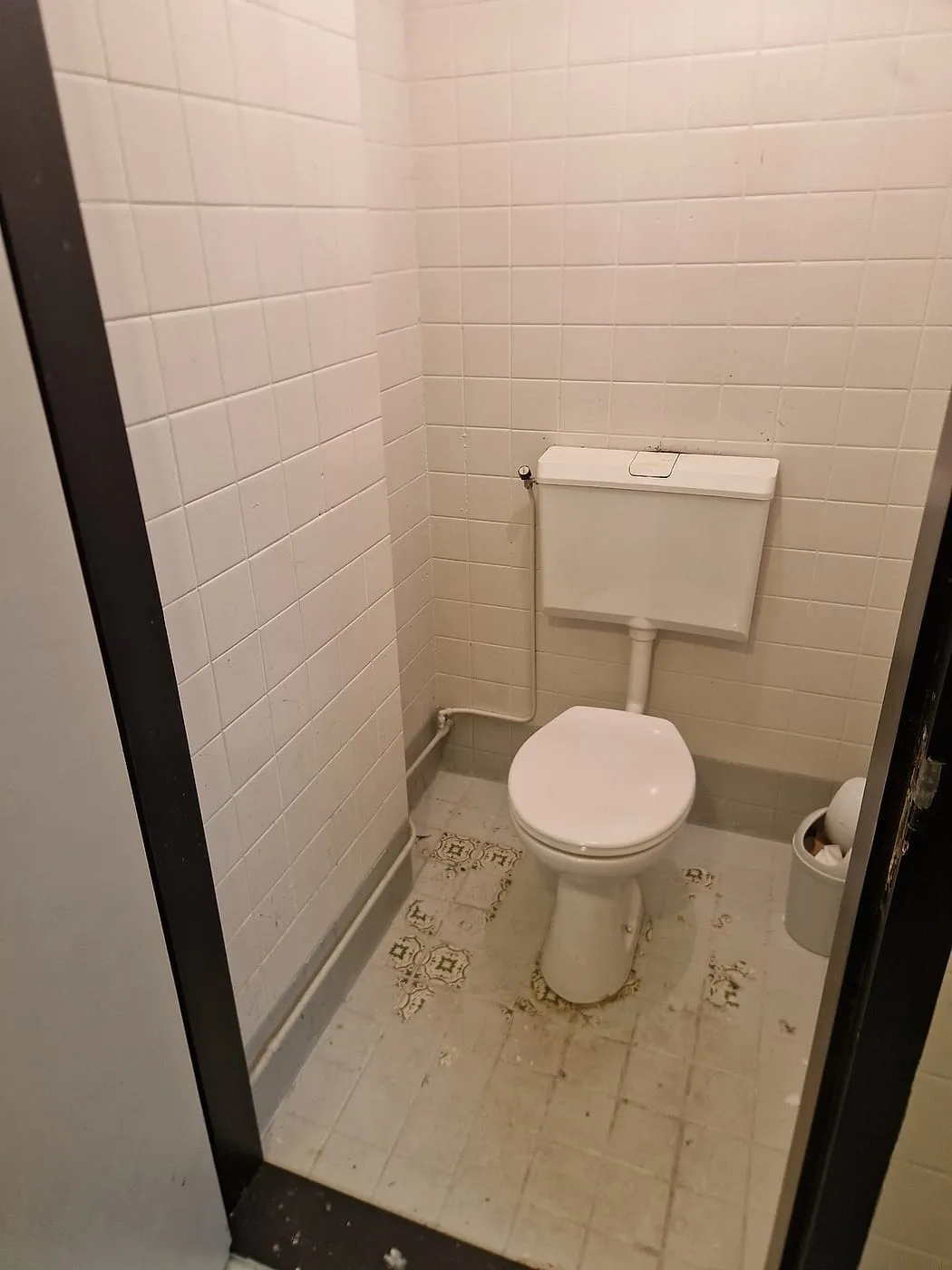 Oud toilet met staand reservoir vóór de renovatie — toiletrenovatie in Westerhaven door BontBouw