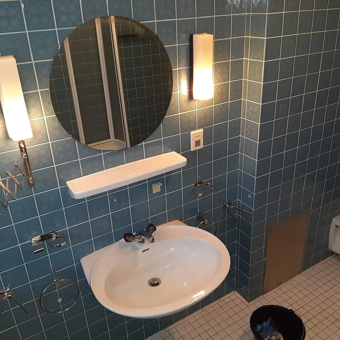 Oude badkamer met blauwe tegeltjes vóór de renovatie — badkamerrenovatie in Coendersborg door BontBouw