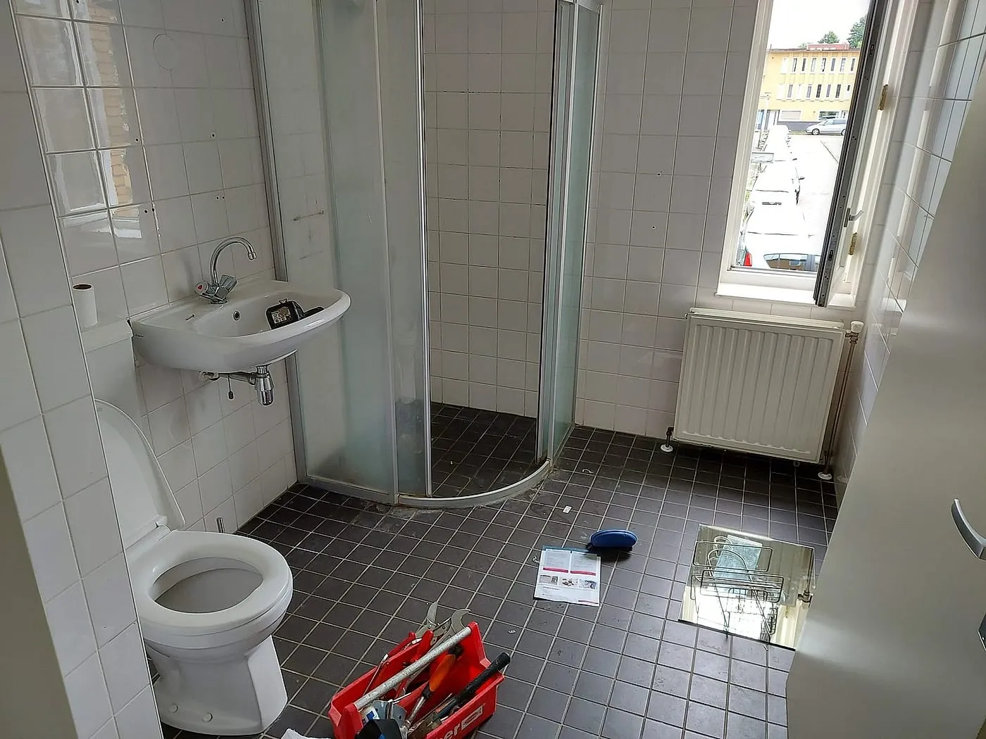 Oude badkamer met witte tegeltjes vóór de renovatie — badkamerrenovatie in Korrewegwijk door BontBouw