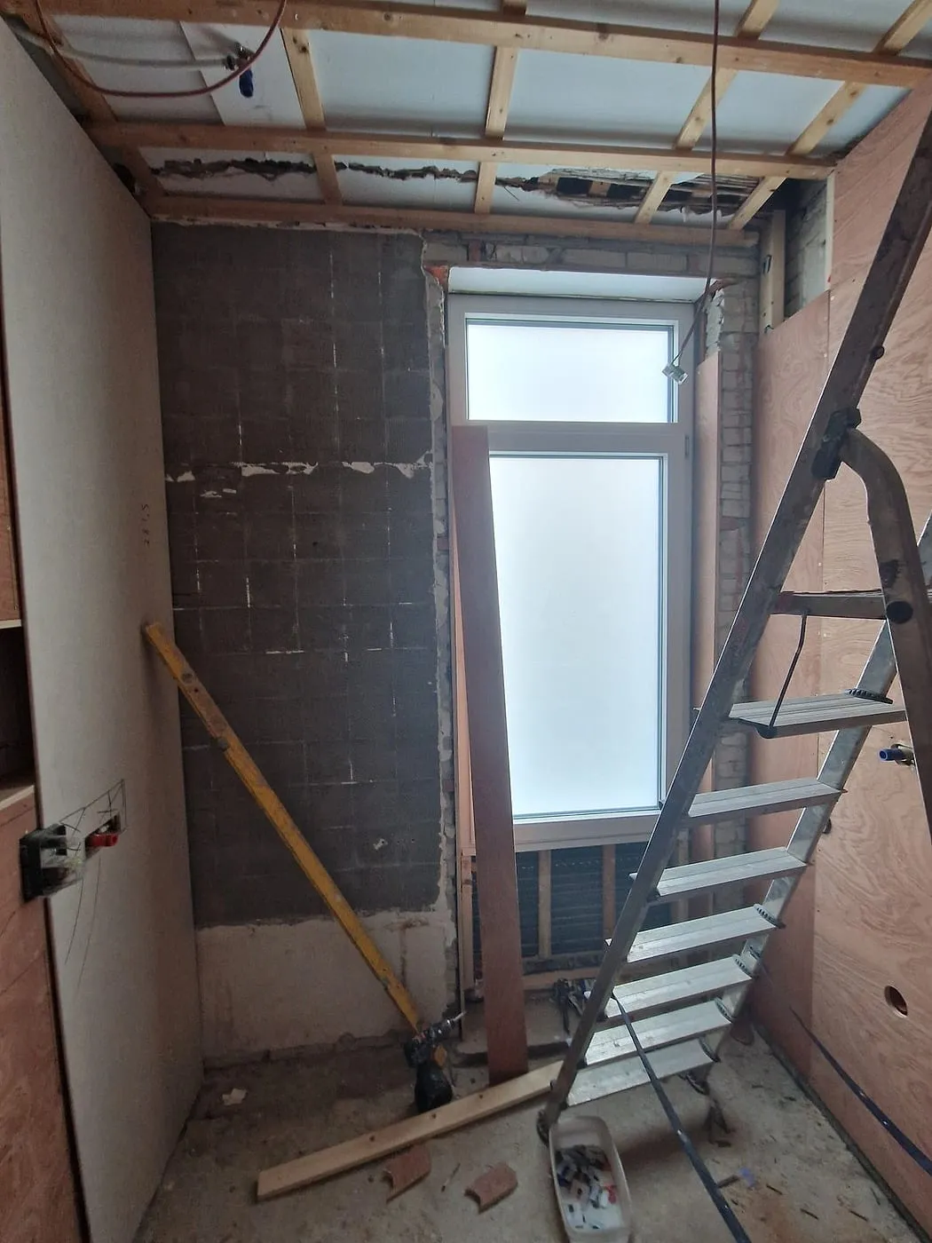 Oude badkamer met witte tegeltjes vóór de renovatie — badkamerrenovatie in Korrewegwijk door BontBouw