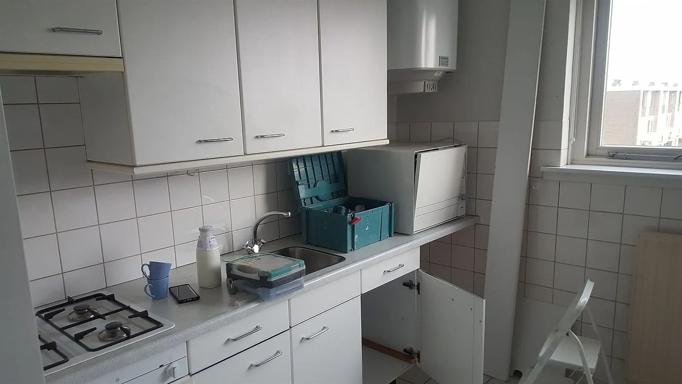 Oude keuken met witte tegeltjes vóór de renovatie — keukenrenovatie in De Wijert door BontBouw