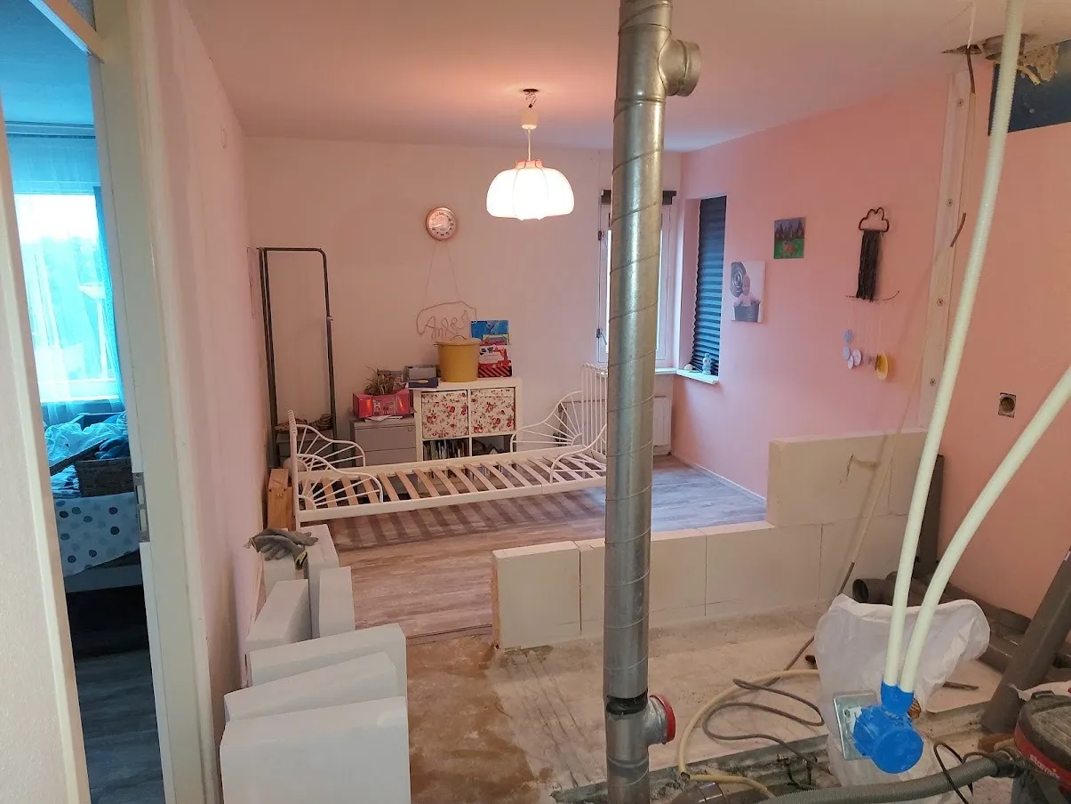 Slaapkamer met nieuwe wand van cellenbeton in aanbouw vóór de renovatie — badkamerrenovatie in Groningen door BontBouw