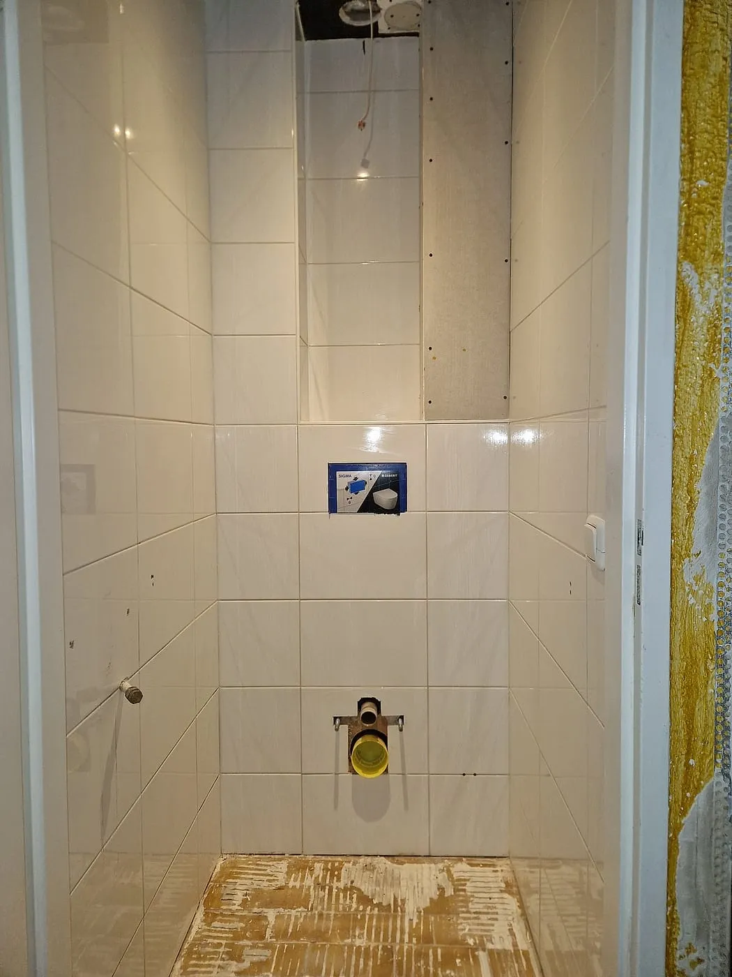 Tegelwerk klaar het wandcloset vóór de renovatie — toiletrenovatie in Beijum door BontBouw