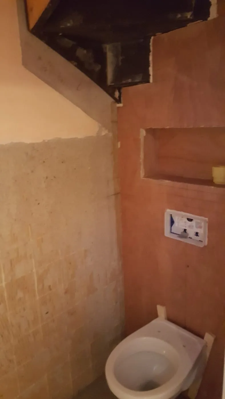 Voorzetwand met inbouwreservoir in aanbouw vóór de renovatie — toiletrenovatie in Groningen door BontBouw