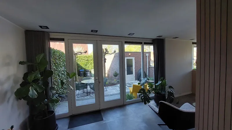 Openslaande tuindeuren naar het terras — complete verbouwing in Eelderwolde door BontBouw