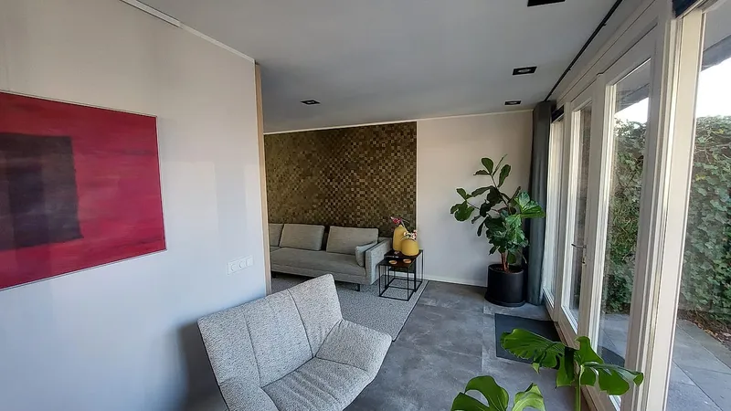 Zitkamer met daglicht en zicht op de tuin — complete verbouwing in Eelderwolde door BontBouw