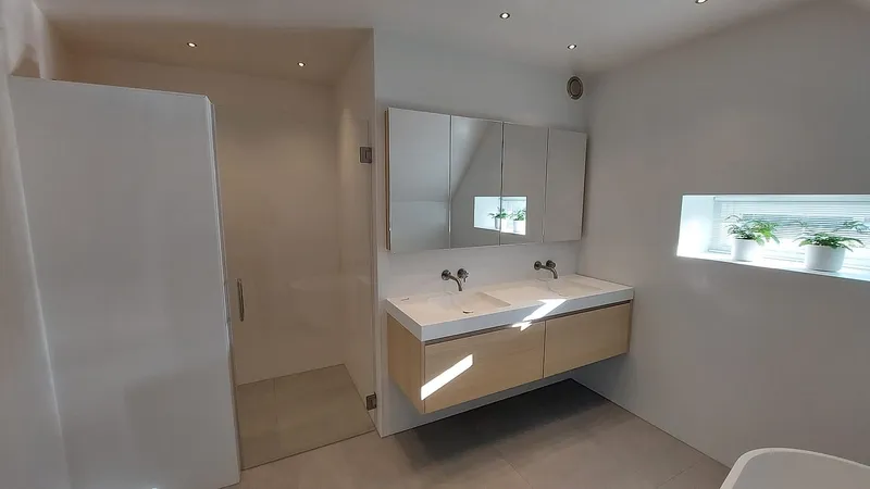 Badkamer met dubbele wastafel en inloopdouche — complete verbouwing in Eelderwolde door BontBouw