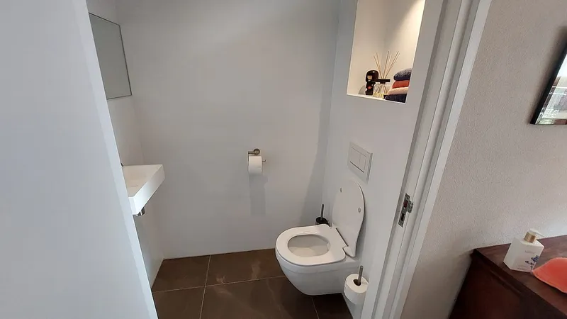 Toilet met fonteintje en verlichte nis — complete verbouwing in Eelderwolde door BontBouw