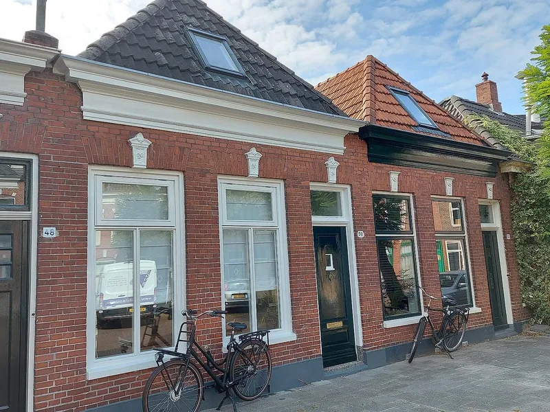 Voorgevel met nieuw geschilderd houtwerk — schilderwerk in Korrewegwijk door BontBouw