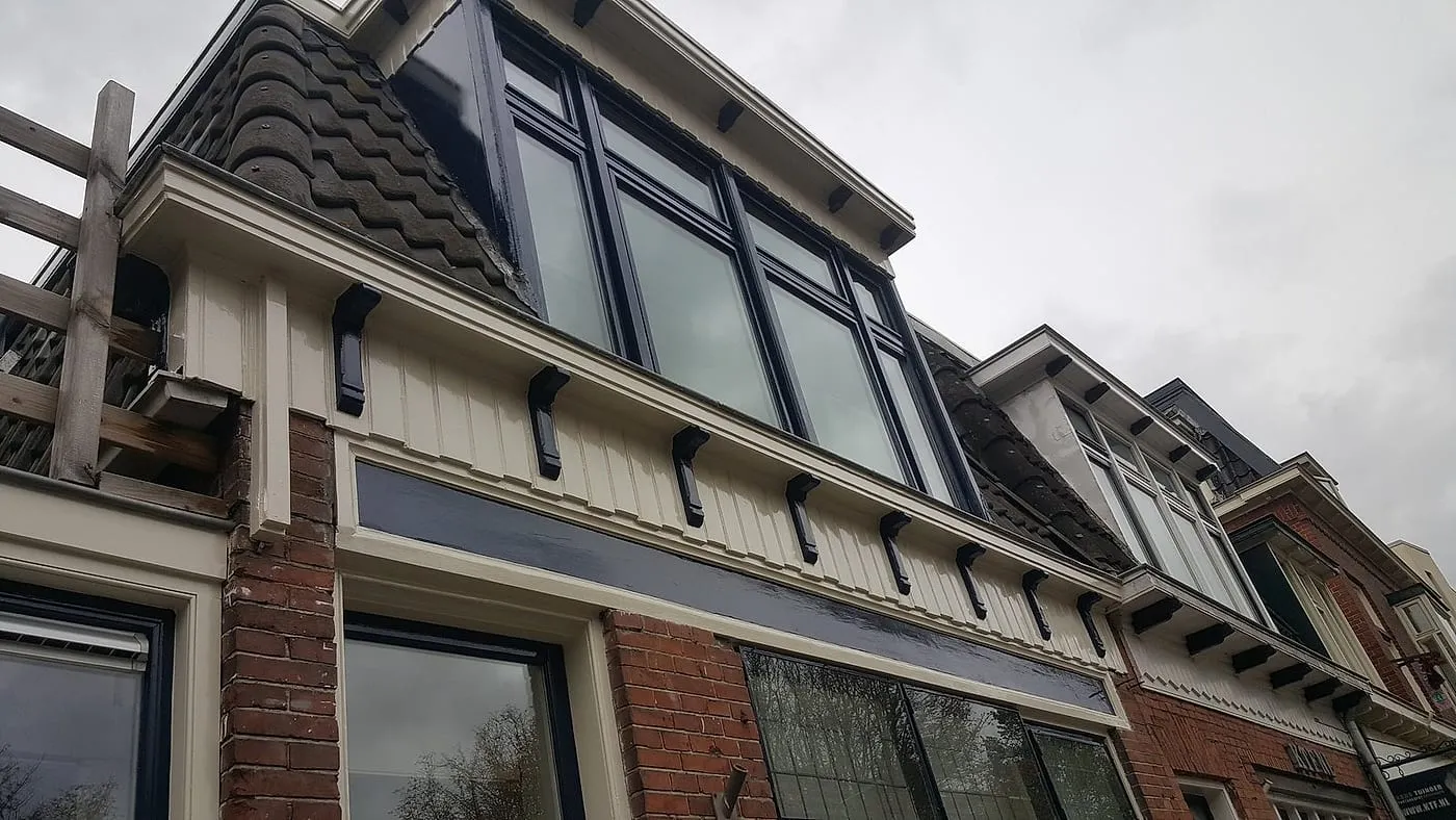 Geschilderde dakkapel met zwarte consoles en lichte kroonlijst na het werk — schilderwerk in Eeldersingel door BontBouw